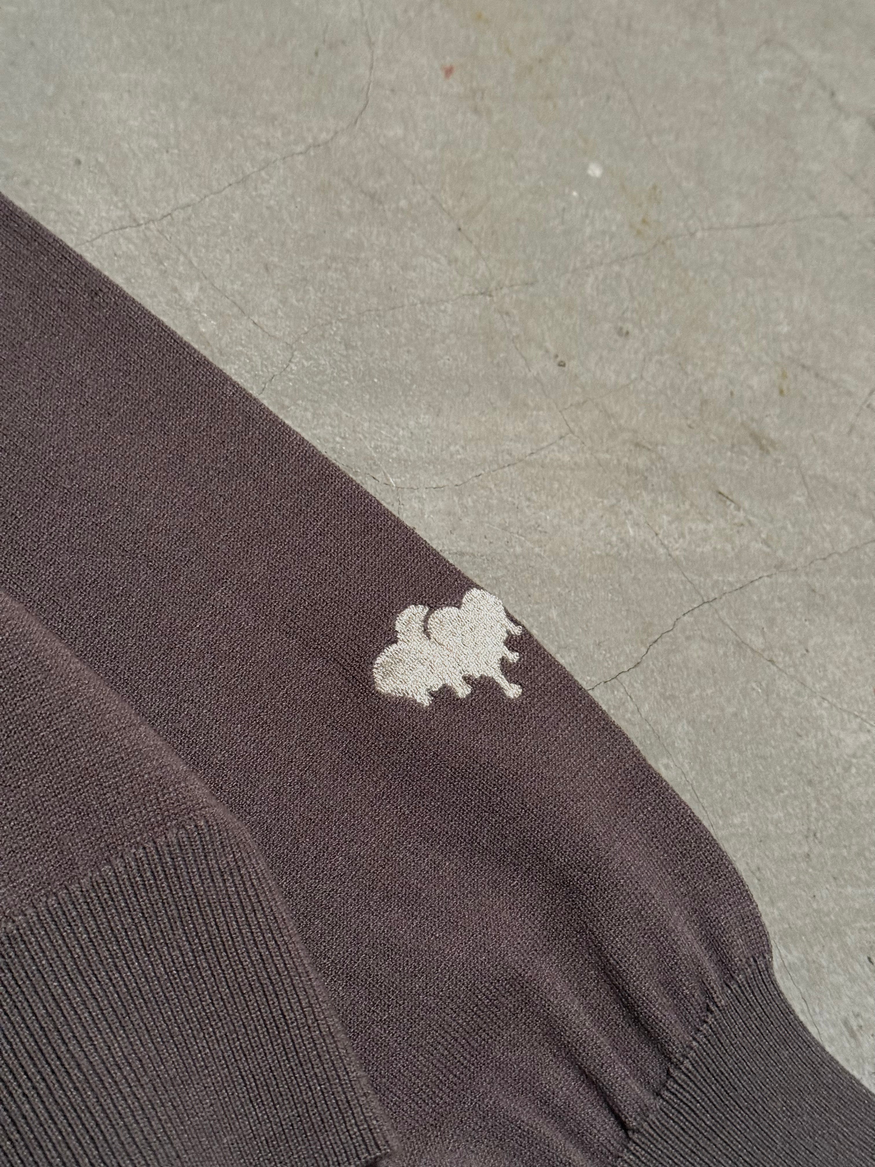 グレー・袖の編地と刺繍の平置き接写