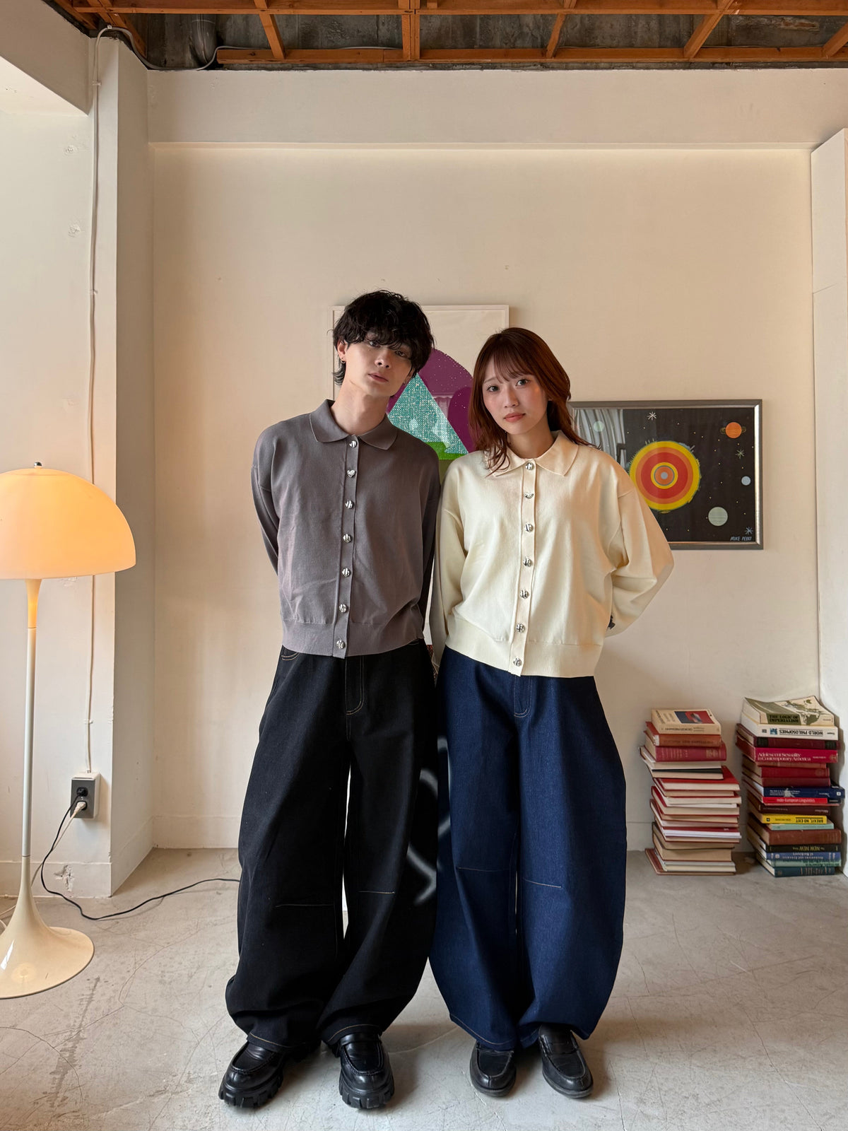 グレーとベージュのペア着用・全身