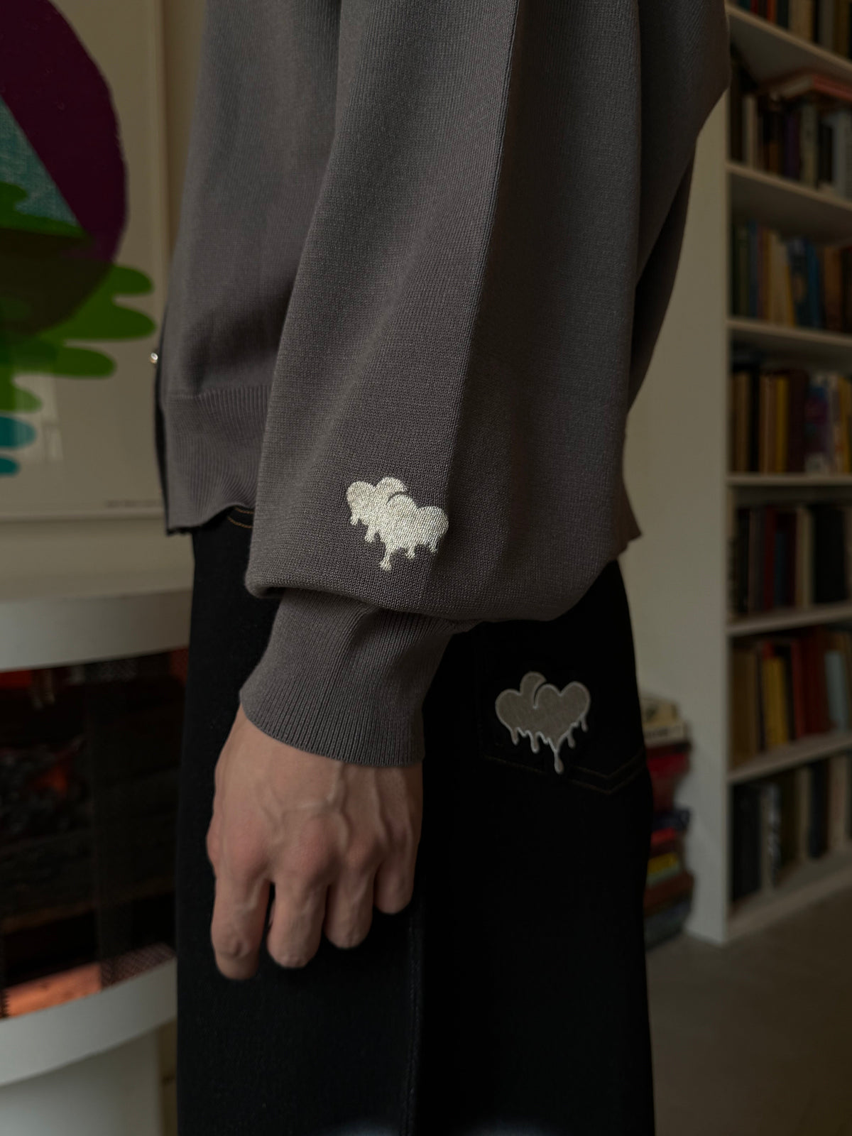 グレーの袖口刺繍