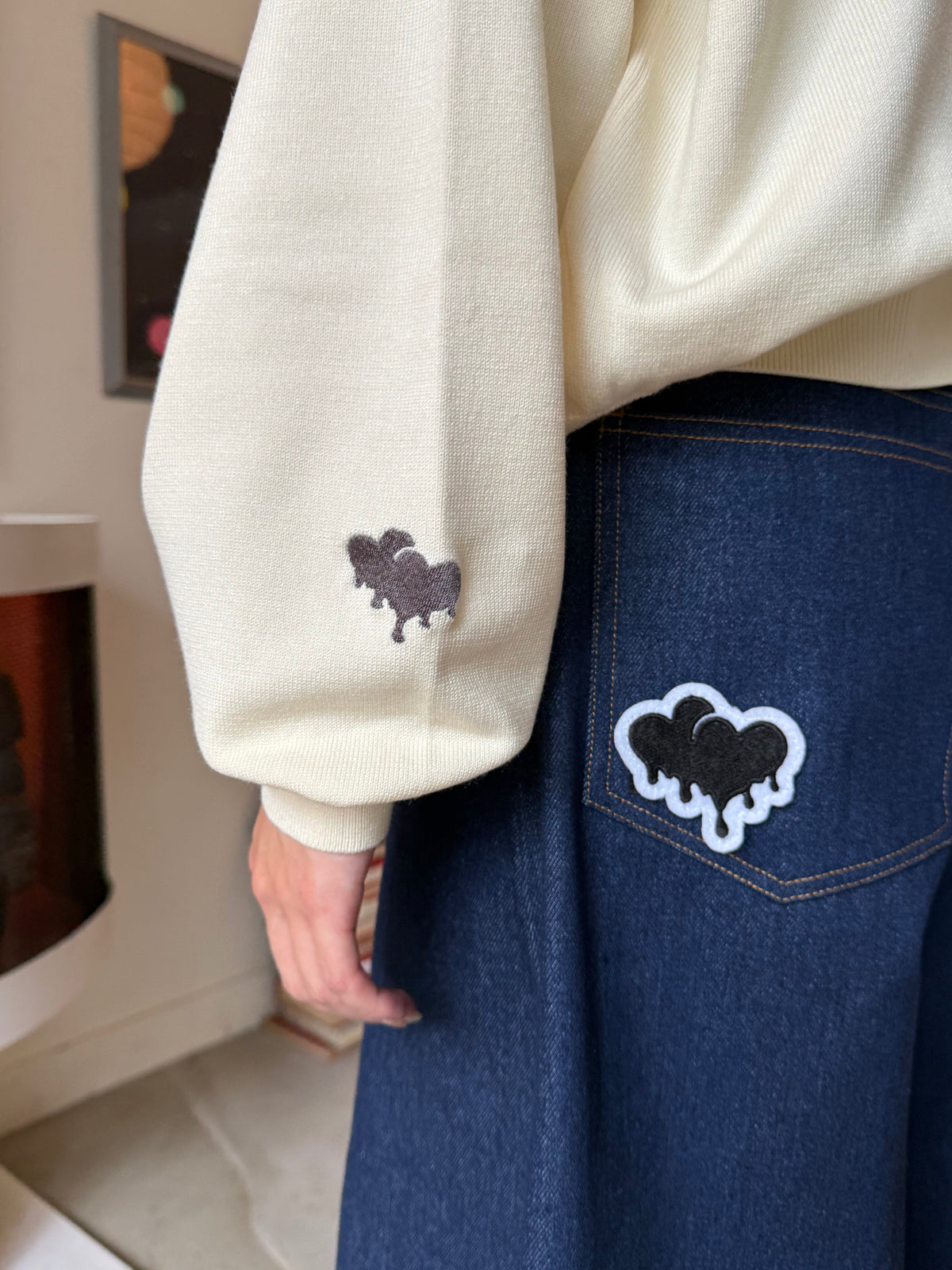 ベージュの袖口刺繍